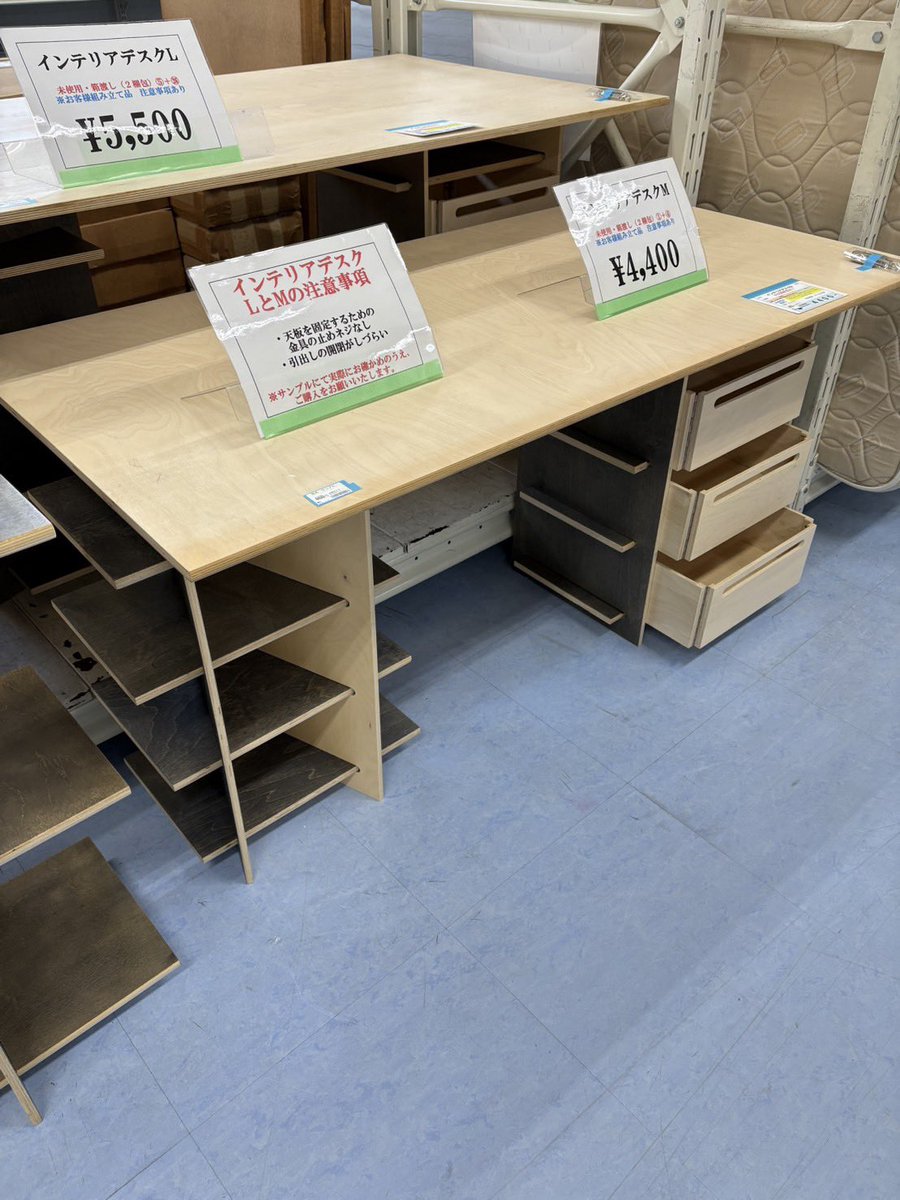 かっこいい机が入荷しました ちょっと天板を止めるネジがなかったり