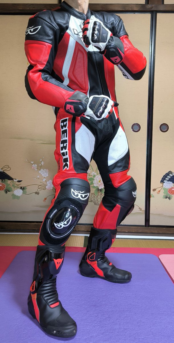 1010temari's tweet photo. ダイネーゼレーシングブーツ披露👏
この前のグローブがコレ⬇️⬇️
パッと見はいいんだけど……
細過ぎて後ろ姿が少し残念かも😣
もっと腰張ってた方が綺麗だよね💦
どんなポーズがカッコ良く見えるかな⁉️
動画も後で撮ってみるよ🎵 (*´∇｀)ﾉ https://t.co/B0XsJVM6wt