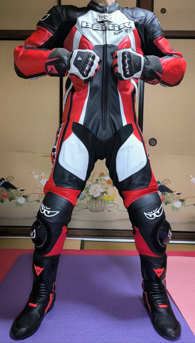 1010temari's tweet photo. ダイネーゼレーシングブーツ披露👏
この前のグローブがコレ⬇️⬇️
パッと見はいいんだけど……
細過ぎて後ろ姿が少し残念かも😣
もっと腰張ってた方が綺麗だよね💦
どんなポーズがカッコ良く見えるかな⁉️
動画も後で撮ってみるよ🎵 (*´∇｀)ﾉ https://t.co/B0XsJVM6wt