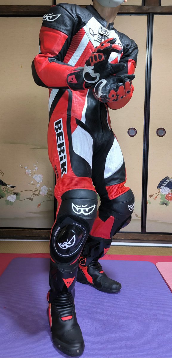 ダイネーゼレーシングブーツ披露👏
この前のグローブがコレ⬇️⬇️
パッと見はいいんだけど……
細過ぎて後ろ姿が少し残念かも😣
もっと腰張ってた方が綺麗だよね💦
どんなポーズがカッコ良く見えるかな⁉️
動画も後で撮ってみるよ🎵 (*´∇｀)ﾉ