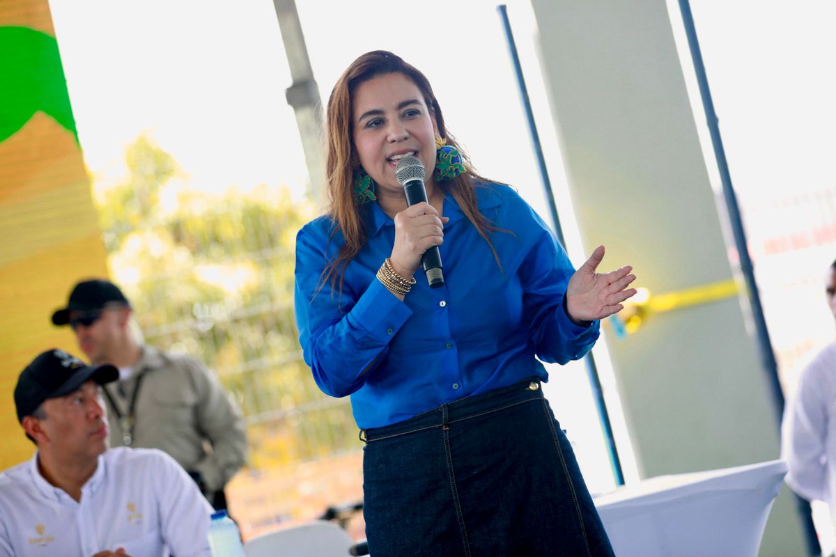 ¡Felicitaciones Dra. Karen Schutt, que llega a la @ComisionCREG.
Su experiencia y conocimientos del sector de energía y el de gas, sin duda serán un gran activo en la construcción de la regulación debida que permita a estos sectores seguir entregando servicios oportunos, de