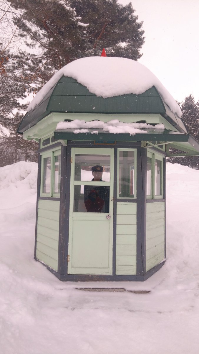 kangoku_prison's tweet photo. こんにちは😊
本日の網走監獄は雪が降っております！
敷地内は大変滑りやすくなっておりますので、
ご来館の際はお足元にご注意ください！

＃網走監獄
＃雪の網走監獄
＃中の看守さんも寒そうですね https://t.co/LCiVSD0SjJ