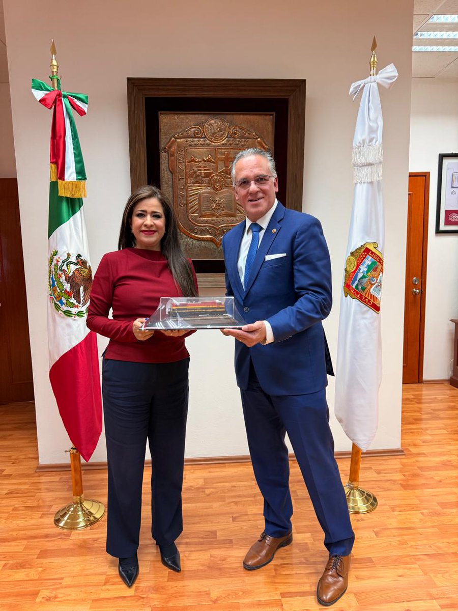 CPKCdeMexico's tweet photo. Seguimos impulsando el crecimiento, la conectividad y el desarrollo regional con la @SedecoEdomex. El presidente de #CPKCdeMéxico, Oscar Del Cueto, sostuvo una reunión estratégica con Laura Teresa González, Secretaria de Desarrollo Económico del #Edomex, para presentar el potencial de nuestro servicio ferroviario MMX y explorar nuevas oportunidades de inversión.
