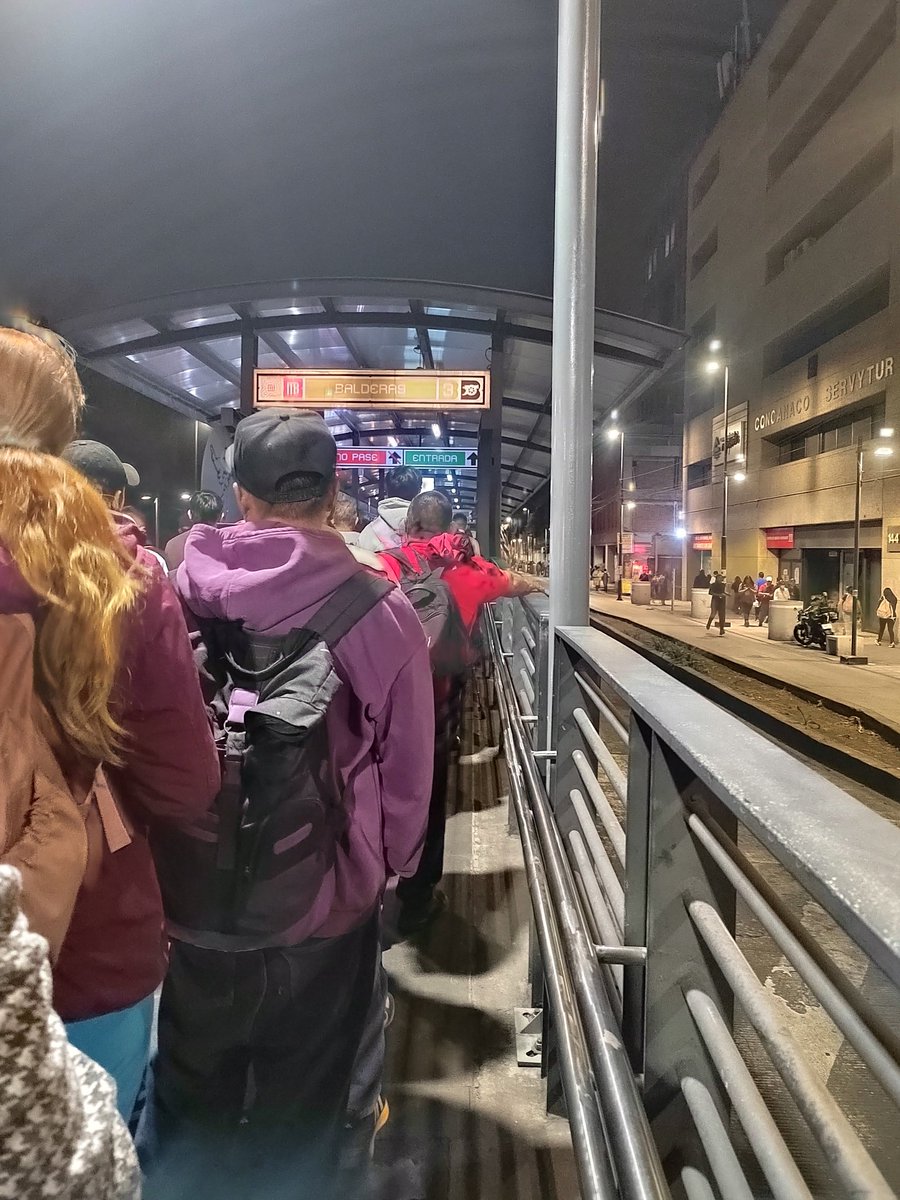 antares_scorpio's tweet photo. Caos en la estación Balderas línea 3 del mb @MetrobusCDMX https://t.co/Hhfz3yBDxb