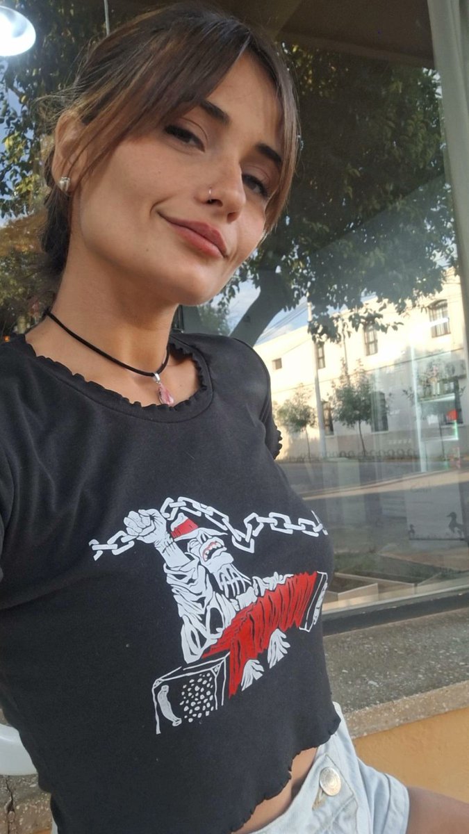 Stefi983's tweet photo. atrapó un beso bienhechor
con ojos al rojo vivo https://t.co/63sv9QBDOd