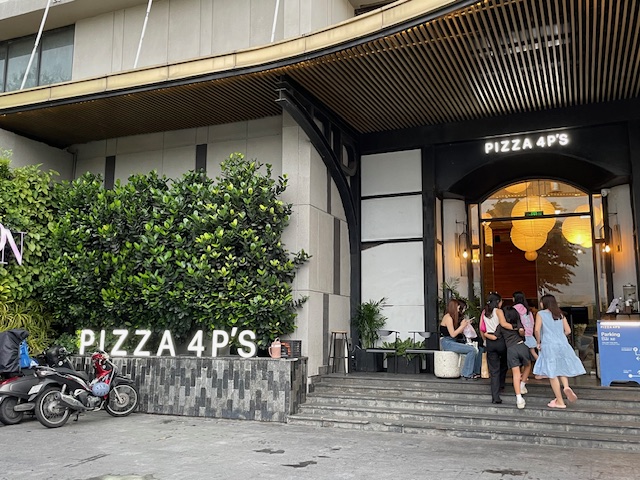 ベトナムにあるPizza 4P's。日本人の方が創業したイタリア料理のお店ですが、ベトナム全土に展開し、日本を含めたアジアにも出店しております。ディナータイムでは予約無しでは入る事も出来ませんが、無茶苦茶美味しいです！ベトナムにお越しの際は是非！
#Pizza4P's #ベトナム #イタリア料理