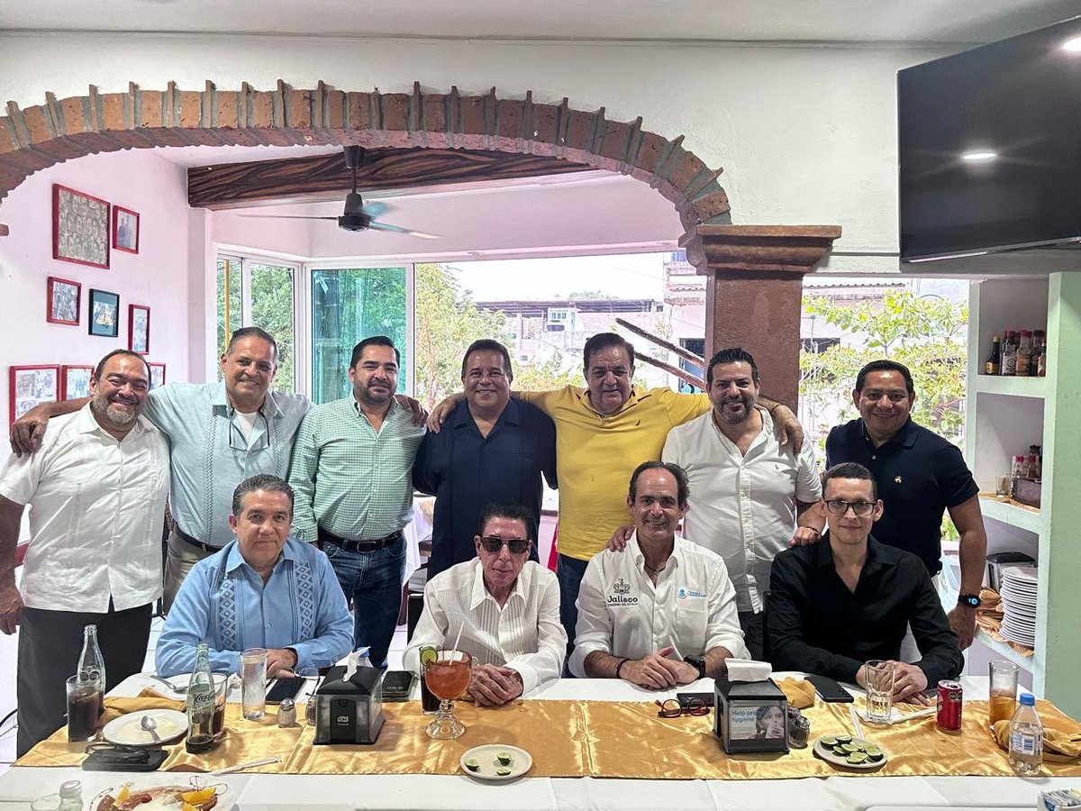 Trabajando de la mano con líderes sindicales en Puerto Vallarta 🤝
Siempre es un gusto conversar con Don Rafa Yerenas para construir estrategias en beneficio de las y los trabajadores y seguir fortaleciendo el clima de paz laboral en la región.