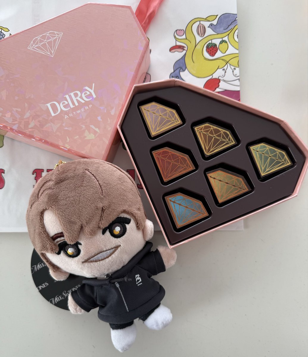 バレンタインに🍫💛🦔
愛知公演に行ったお友達から
髙地くんぬいが届いた🎁✨

SixTONESみたいと
話題のデルレイのチョコと共に💎😍

かわいすぎ！！！