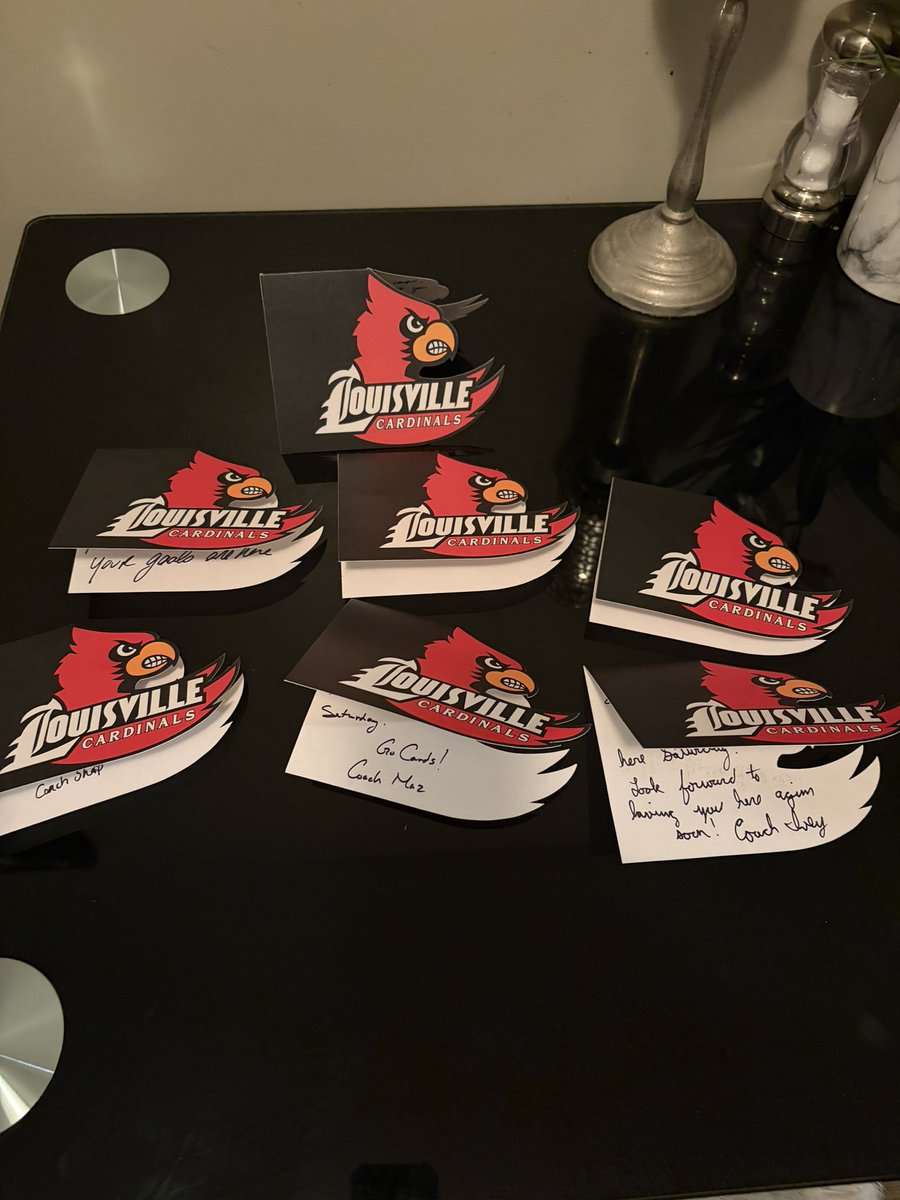 Ziggy41_'s tweet photo. Hometown Love‼️‼️ 🔴⚫️⚪️ @LouisvilleFB @JeffBrohm @vincemarrow @MarkIvey90 @Brohm_Brady @UofLRecruiting1 @TomLoy247 @AllenTrieu @adamgorney @ChadSimmons_ https://t.co/XK3ysOeFc9