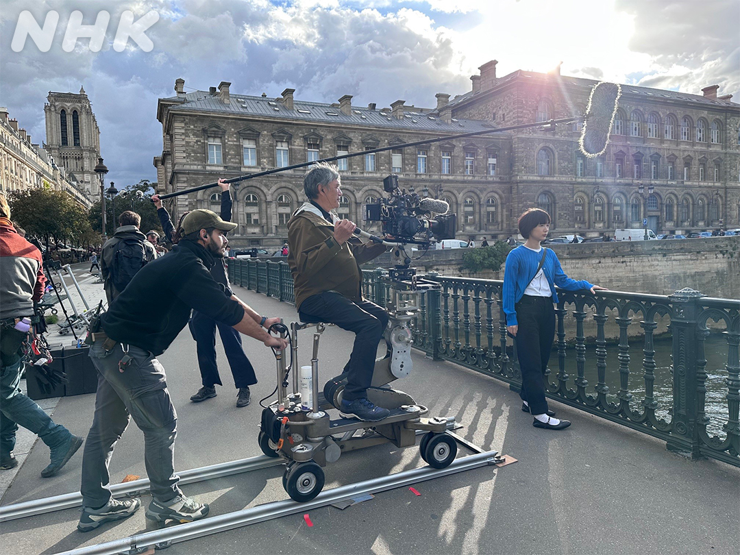 nhk_dramas's tweet photo. プレミアムドラマ【#京都人の密かな愉しみ Rouge-継承-】
本日はパリロケのオフショットとメイキング写真をお届けします🇫🇷

🔻第六話「後継の資格」
3/1(日)夜10時[BSP4K/BS]
https://t.co/z1XR0WraUo

🔻再開までNHKオンデマンドでお楽しみください
https://t.co/hy3eIpvCj1
#穂志もえか https://t.co/eUwLeuzHII