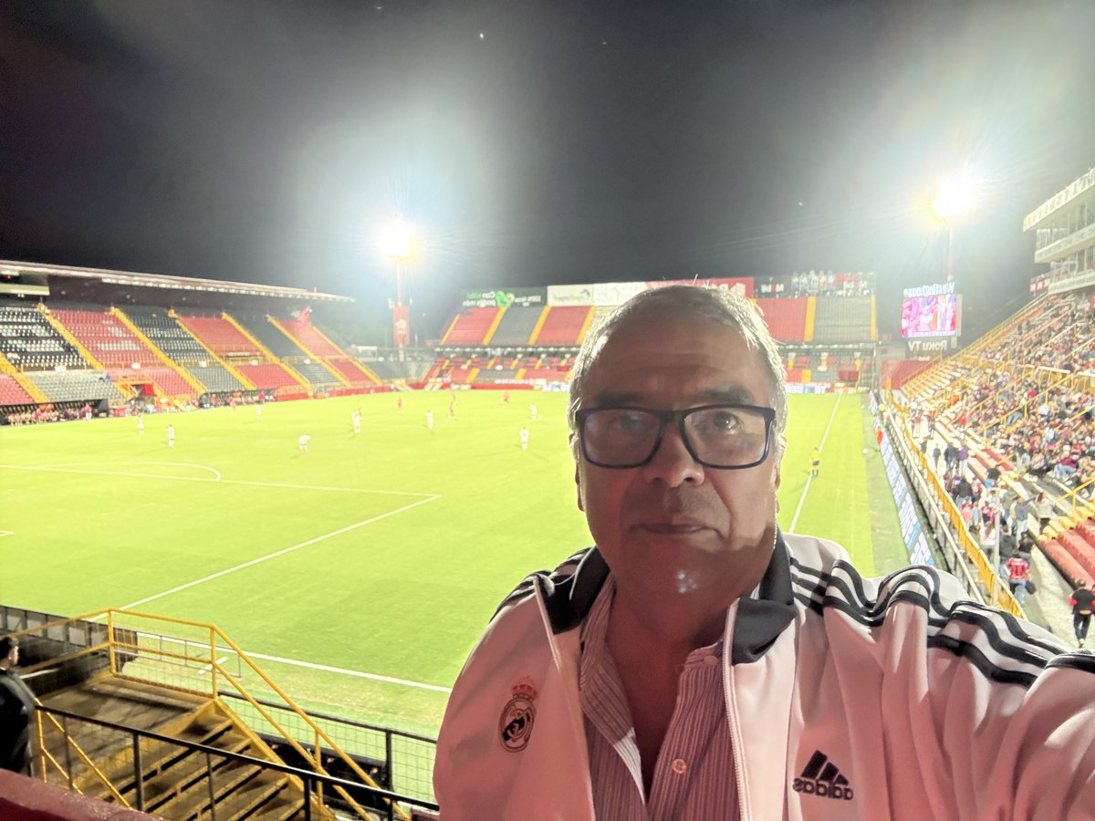 Hoy en el Morera Soto respaldando a Saprissa FF. En futbol femenino vamos a crecer y crecer...