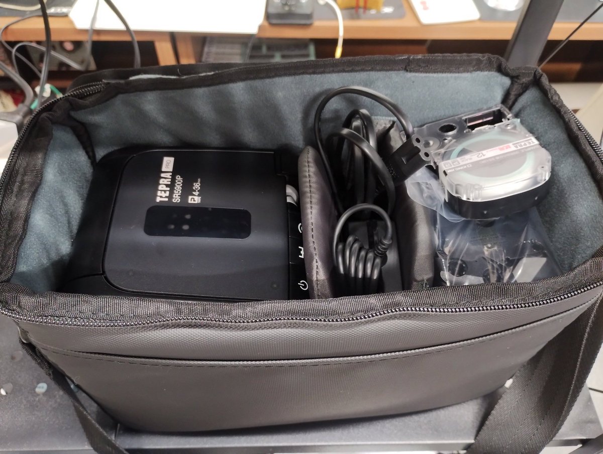 Jg3Vbw's tweet photo. テプラSR5900Pはケースのオプションが設定無いのでカメラケースに入れてみたらシンデレラ https://t.co/6hE2NaxmX4