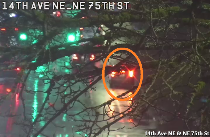 75街东北方向西行右车道受阻，请小心。