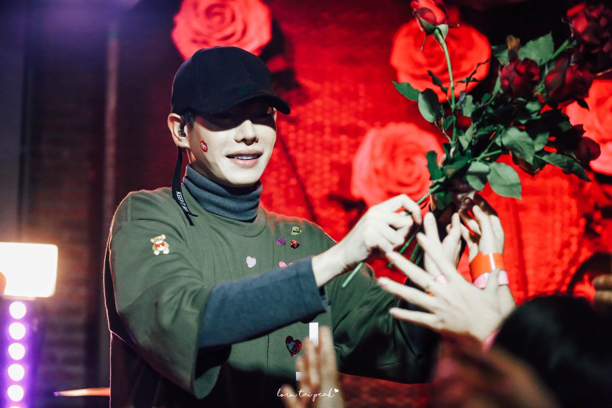 #เป๊กผลิตโชค #PeckPaLitChoke
ยังเหมือนเดิม ยังไงก็ยังอย่างงั้น
เวลาไม่เคยเปลี่ยนฉัน ที่มันยังมีแต่เธอทั้งใจ
ยังเก็บเธอไว้อย่างดี ยังมีรักเดียวเสมอ ไม่ว่าเธอจะอยู่ที่ไหน
ยังอยู่กับรักที่มี ไม่เคยคิดจะเปลี่ยนใจ
ฉันยังซื่อสัตย์ ยังไม่อาจรักใคร ยังรักได้แค่เธอ
ยังรักเธอ...เสมอ