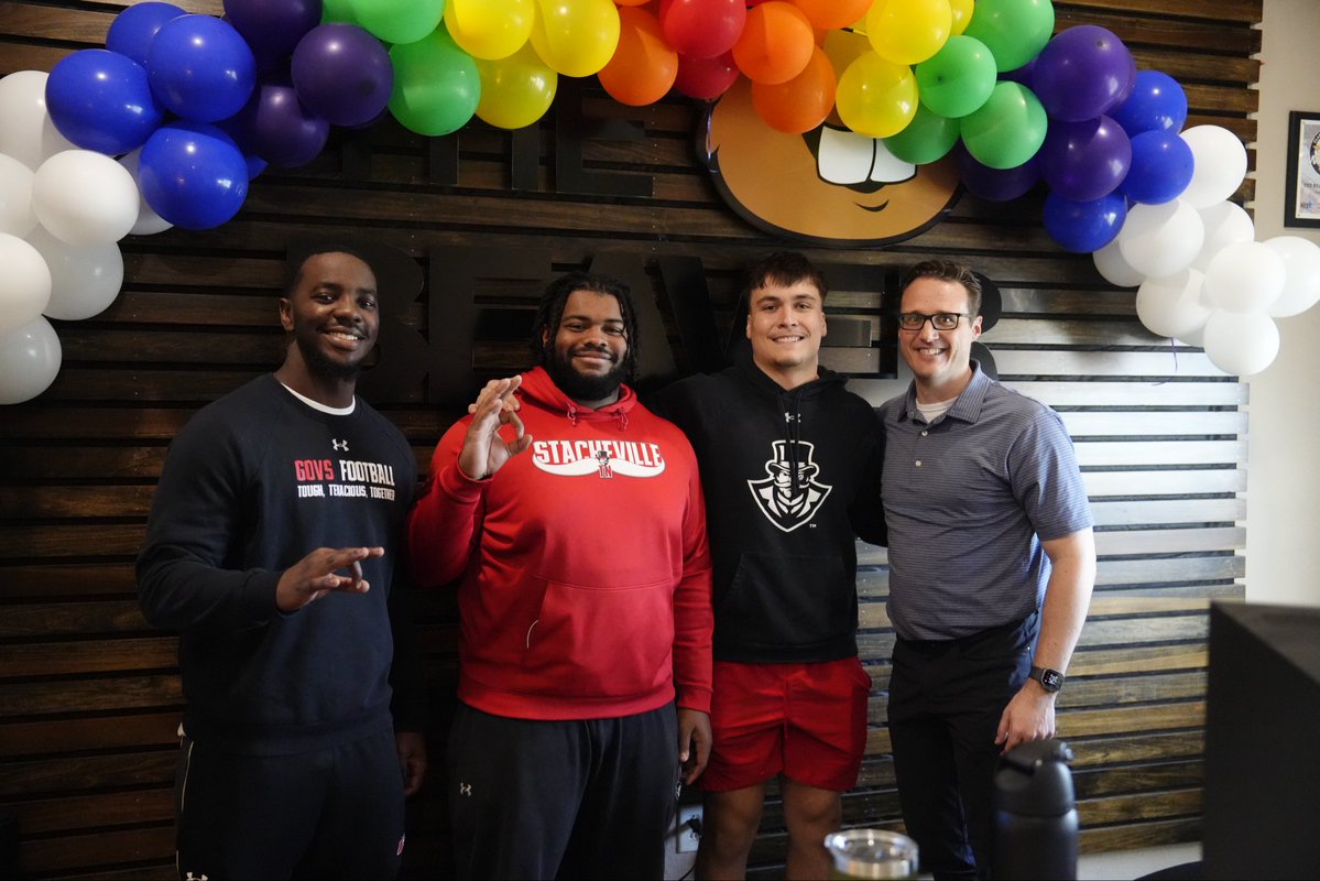 Coach Faris and the Govs swung by the radio station to help out a good cause at the Beaver 100.3 Camp Rainbow Radiothon! 🎩🏈

#LetsGoPeay