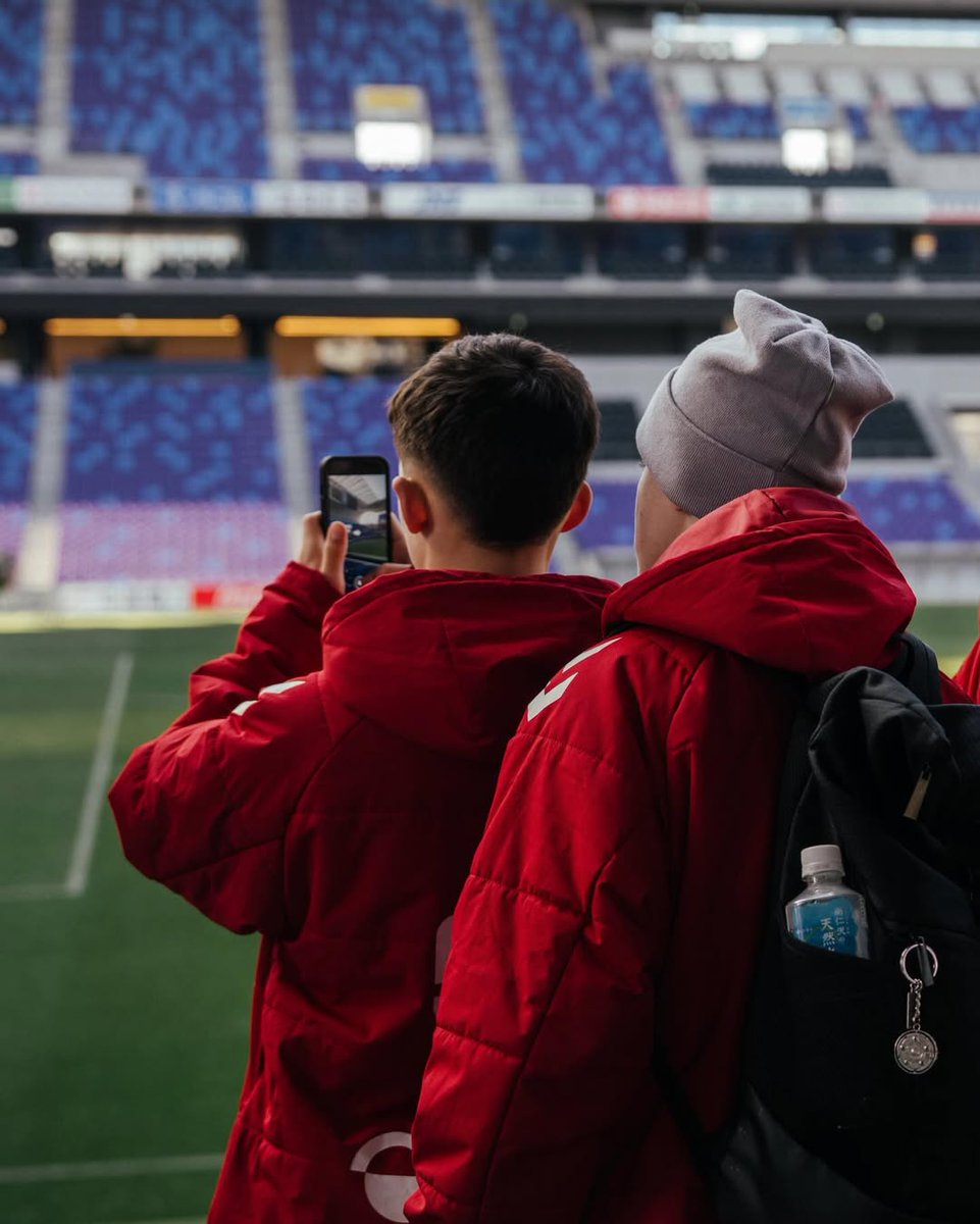 fckoeln_jp's tweet photo. 📍エディオンピースウィング広島🏟️
U15ケルンの選手たちが提携クラブ @sanfrecce_SFC の本拠地、エディオンピースウィングを見学!👀
#effzeh #ケルン #younggoats https://t.co/rn0jcwuAws