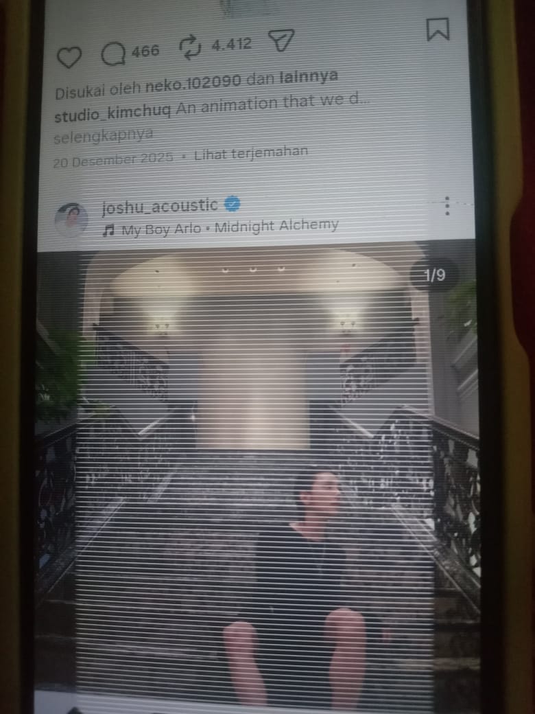 yawchi's tweet photo. Btw gusy, lcd hp kalian ada yg pernah bergaris² gini nggaaa ya? 😔😔😔 https://t.co/2PMlfmVMA1