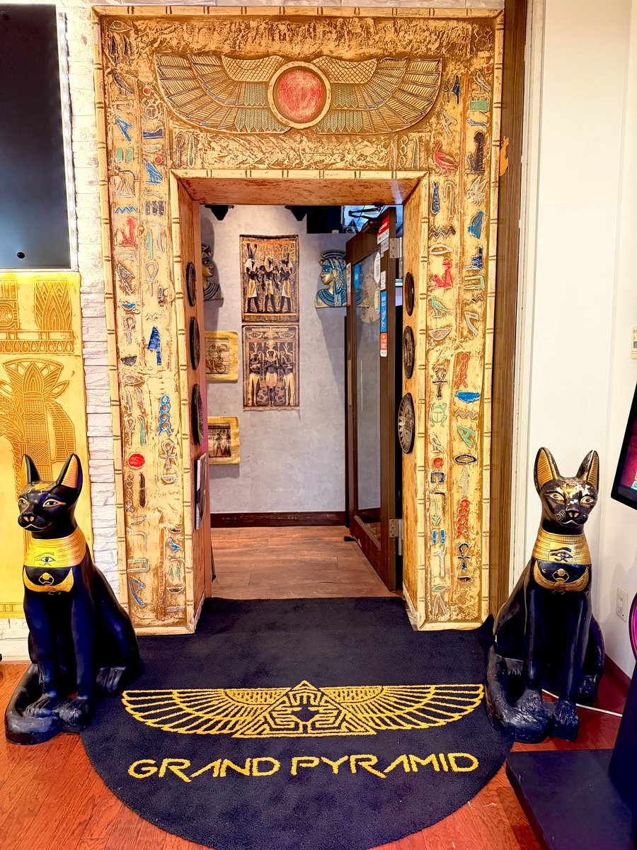 Grand_Pyramid's tweet image. 平日と週末のランチビュッフェの違いについて、多くのお客様よりご質問をいただいております。  
こちらで分かりやすくご案内いたします 🇪🇬✨  

【平日ランチビュッフェ】  
¥2,273（税別）  
・2時間制  
・本格エジプト料理20種類以上  
・事前予約でタジン1品サービス  
・ランチビール ¥400