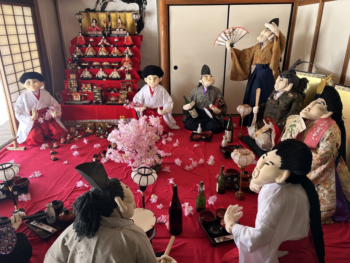 kobekaikyopark's tweet photo. 「あいな里山ひなまつり」を開催中！今年は、「奥播磨かかしの里」より10体のかかしがやってきました。ひな人形をモチーフにした色とりどりのかかしが勢ぞろい。この時期しか見ることのできない里山ならではのひなまつり展示です。★展示は3/31まで
#あいな里山公園 #奥播磨かかしの里 #おひなまつり https://t.co/tInar2nVgv