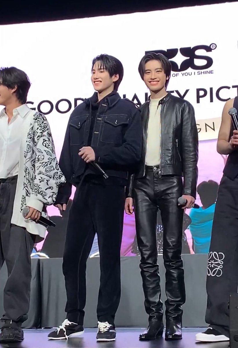 saturninelilac's tweet image. ที่ก็ตั้งกว้าง เบียดกันอยู่อย่างนั้น