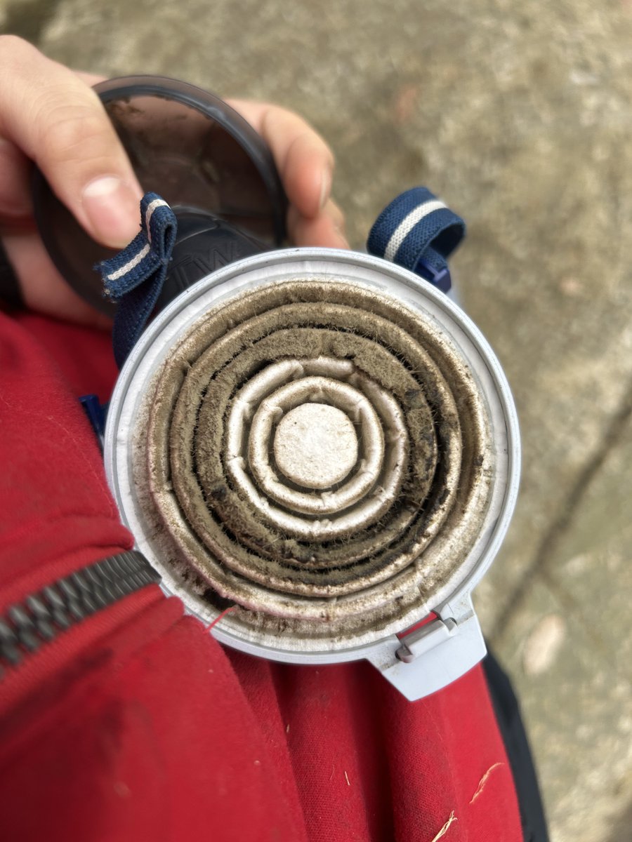 みんな牛舎仕事や敷料仕事、牧草仕事は粉塵マスクしようぜ！
11月から使っててこの汚れだ！
ゾッとするだろ？

肺は交換できないけどフィルターは300円でいくらでも交換できる！！