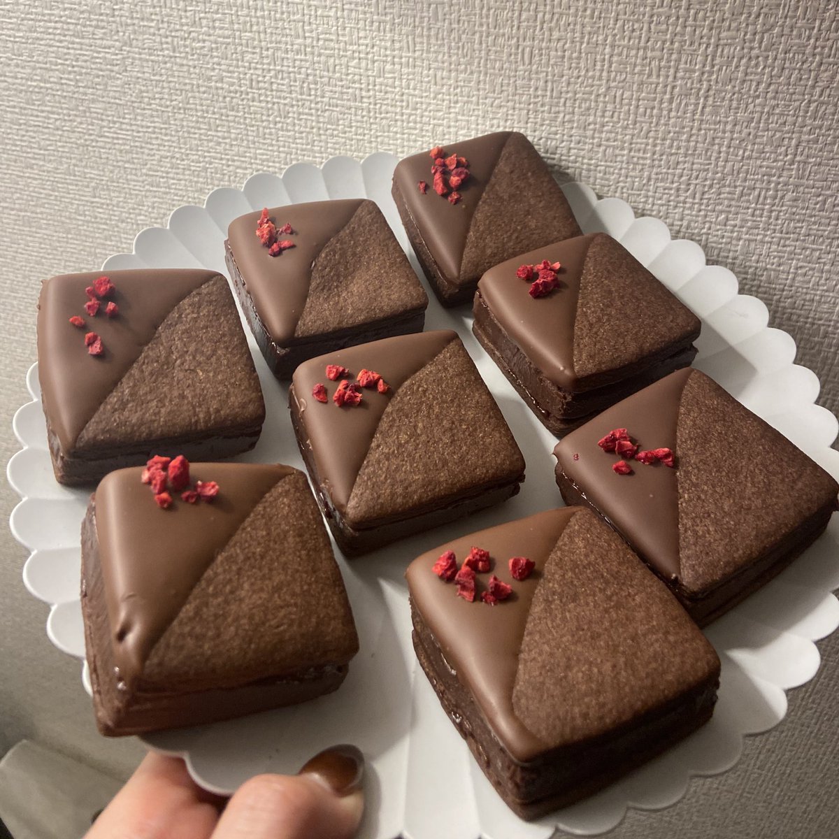 vu_wu_'s tweet photo. 普段料理しない人間だから手作り感は否めない、、
ボンボンショコラ、ガナッシュサンド、アップルパイ。
自分なりに本命頑張ってみたт т https://t.co/VXGSNa0nx1