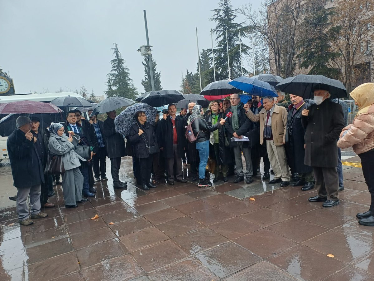 NELER YAŞIYORUZ NELER...
YARGI YOLUYLA DARBELER...

"Yargıç odasında birlikte oturup, beraberce duruşma salonuna geçen, 

Duruşmada, savunma BİLE yaptırmadan  mahkümiyet kararı verilmesini isteyen,

Konuşulmayanların yazıldığı duruşma tutanakları bile düzenleyen, 

Duruşmadan