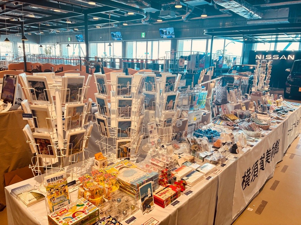 yokosuka_moa's tweet photo. 【ミュージアムショップ ポップアップ出店中！】
横須賀美術館の改修工事による休館期間中、当館ミュージアムショップが「いちご よこすかポートマーケット」に期間限定でポップアップ出店しています。
お近くにお越しの際は、ぜひお立ち寄りください🎁✨

＜営業時間＞
10:00～18:00
※キャッシュレス店舗になります。現金はご利用いただけません。
※最新情報は、いちご よこすかポートマーケット公式サイトをご確認ください。
https://t.co/9ASUWhqXEZ
#休館中の活動報告 #ミュージアムショップ #ポップアップ #横須賀美術館