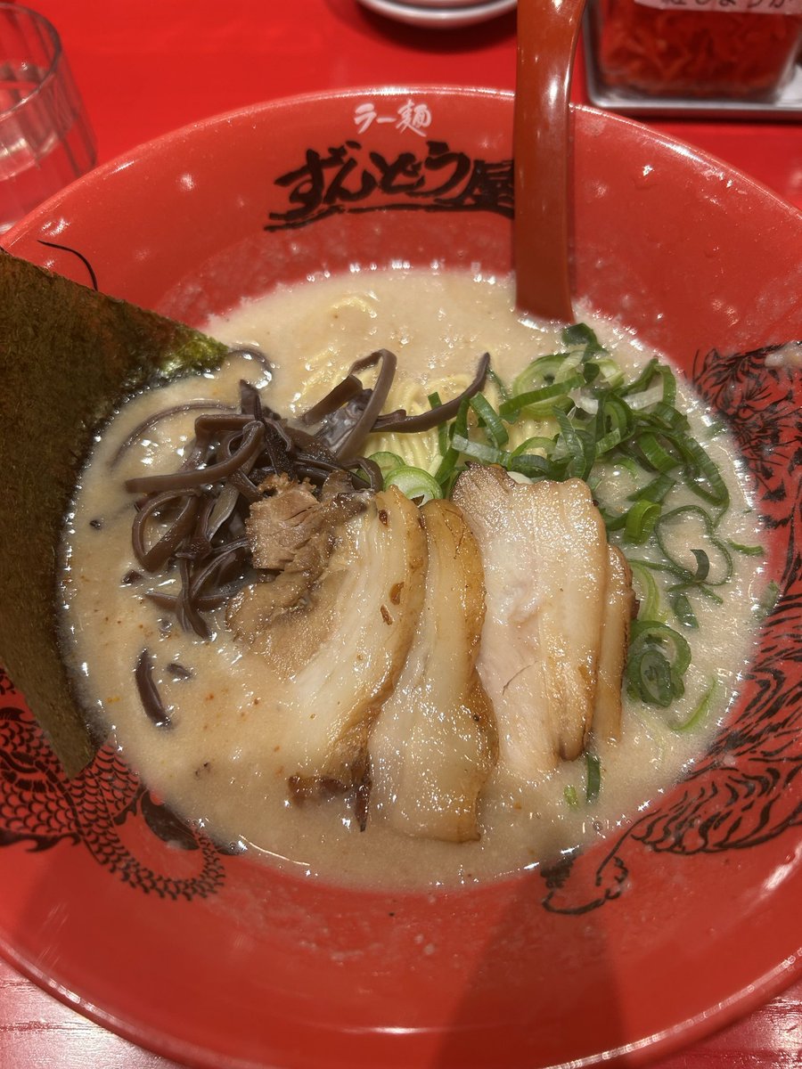 ramenchudokuka's tweet photo. ずんどう屋
極豚元味
がっつりとドロドロの豚骨スープ
麺リフトで凄くからんでくるよ
天一のこってりより凄いかも
替え玉無料dayだったのでお願いしたら
スープが無くなっちゃった‼️
インパクトありすぎの限定麺でした。

#ずんどう屋
#極豚 https://t.co/nTpu9MVHJd