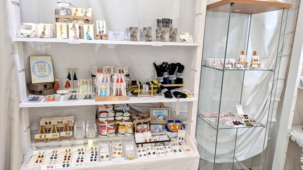 ただいま　#IYN では
『フレーミングタイム』
『🍫🩷🎀』　
『ハンドメイド部　綺麗におめかし、気分穏やか』や
様々な作家様の個展を開催中！！

会期は明日まで！！

18時まで営業中！
入場無料ですので、お気軽にお立ち寄りご覧ください