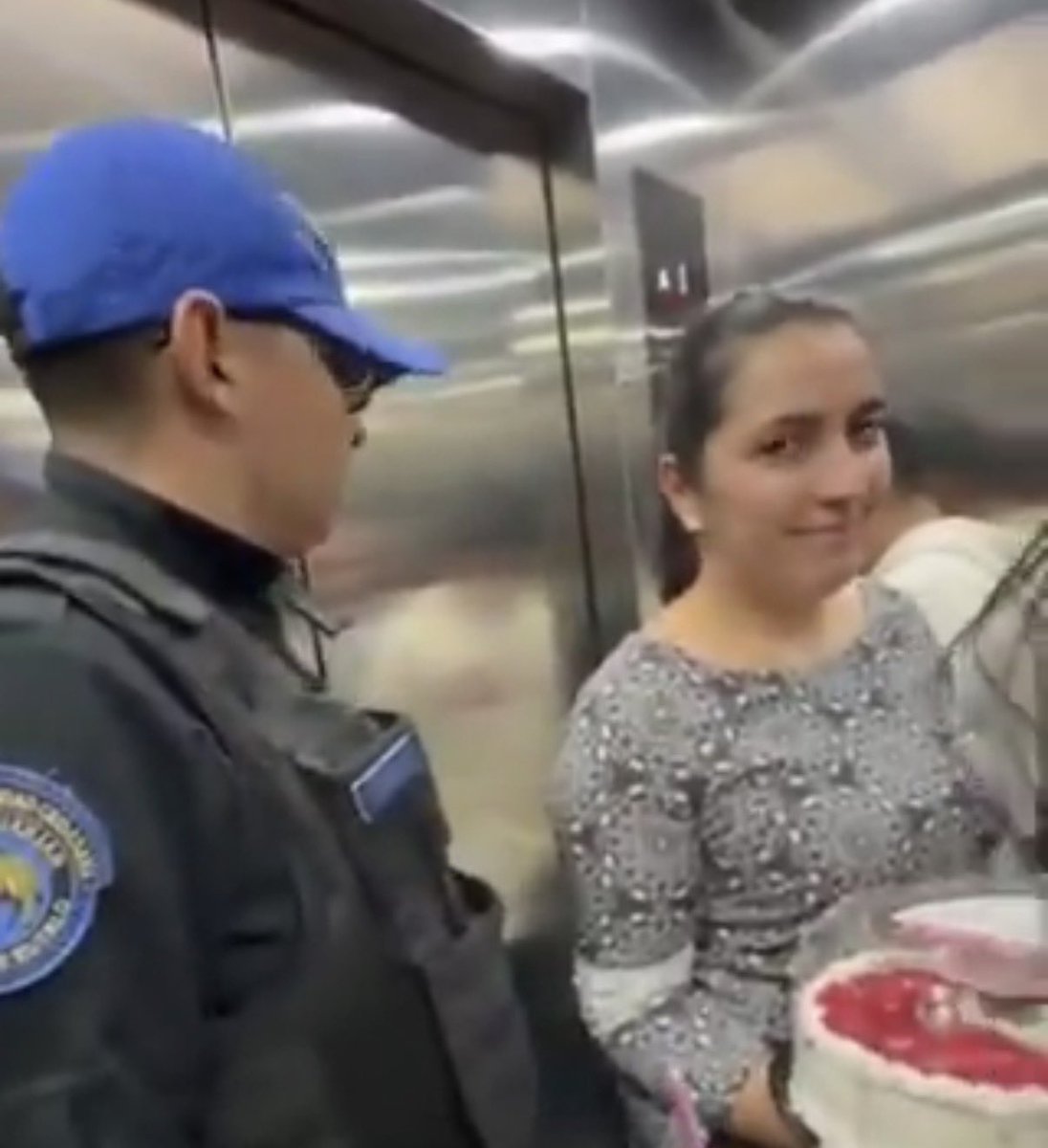 <a href="/aasiain/">Aurelio Asiain🗣️</a> <a href="/macariomx/">Macario Schettino</a> La mujer del Pastel 🎂 Es cine… 
Ni Kubrick se atrevió a tanto, esa mirada