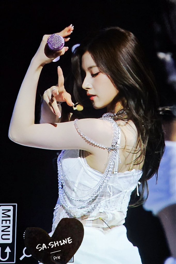 sanadorabel's tweet photo. SANA NEW OUTFIT https://t.co/Swq2HZM3bG