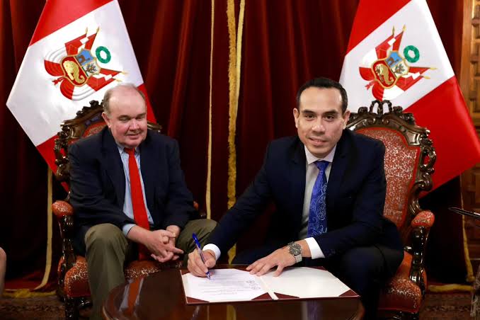 🇵🇪 Beto Ortiz acaba de tumbarse la candidatura de López Aliaga.
Revela que Jerí y López Aliaga coordinaron la vacancia exprés de Dina Boluarte por intermedio del congresista Diego Bazán, Jerí obtenía el apoyo a mineros ilegales y López Aliaga obtenía su tren chatarra.
Grave.