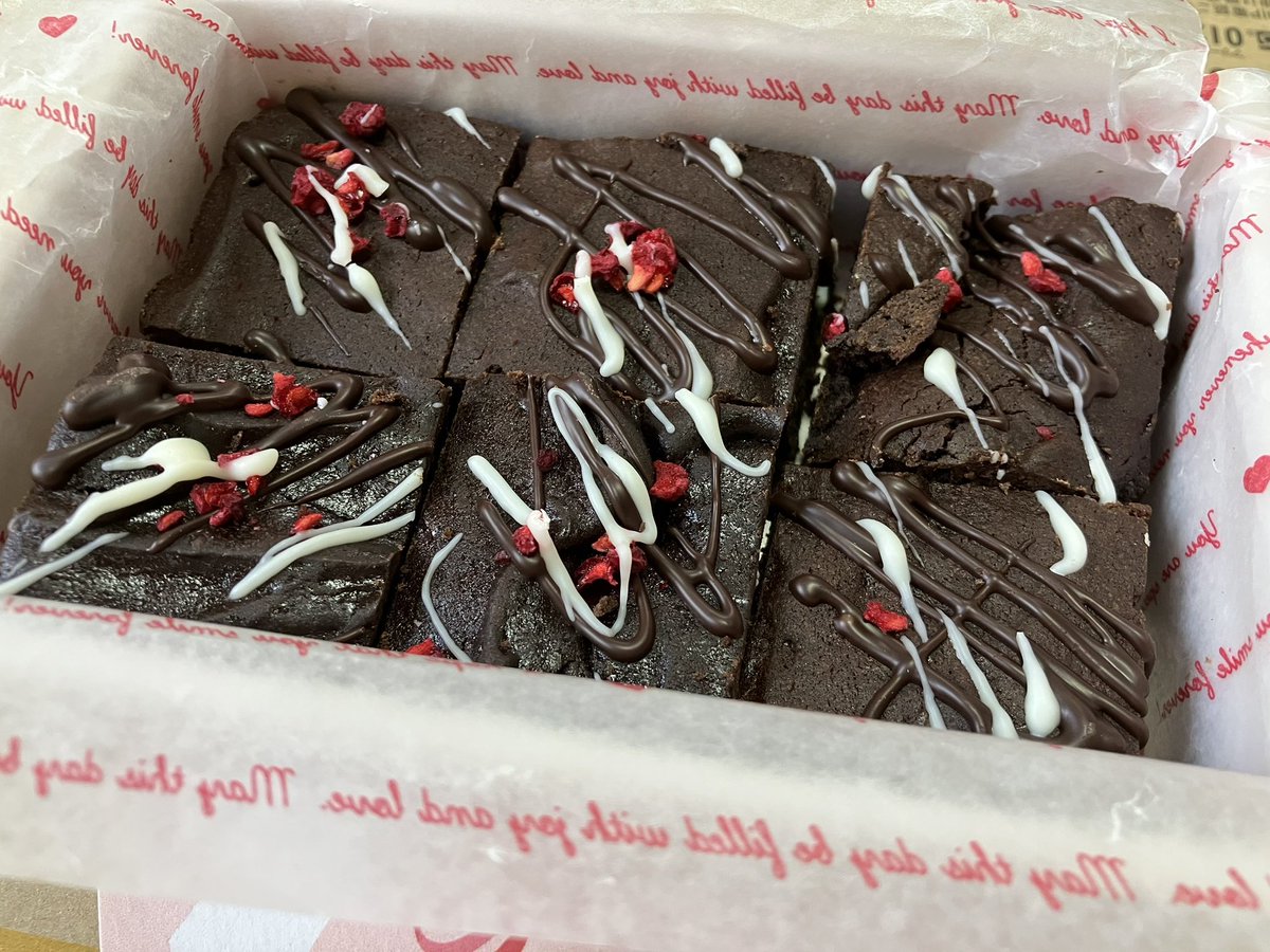 食べれるか？
「Dear.ヨコオ
心こめて作ったチョコブラウニー。
もしかしたら気持ちがあふれてしまっているかも。。
ひとくちたべるたびに私の甘さがあなたにしみわたしますように♡
C-chan」 #バレンタインデー  #しーちゃん