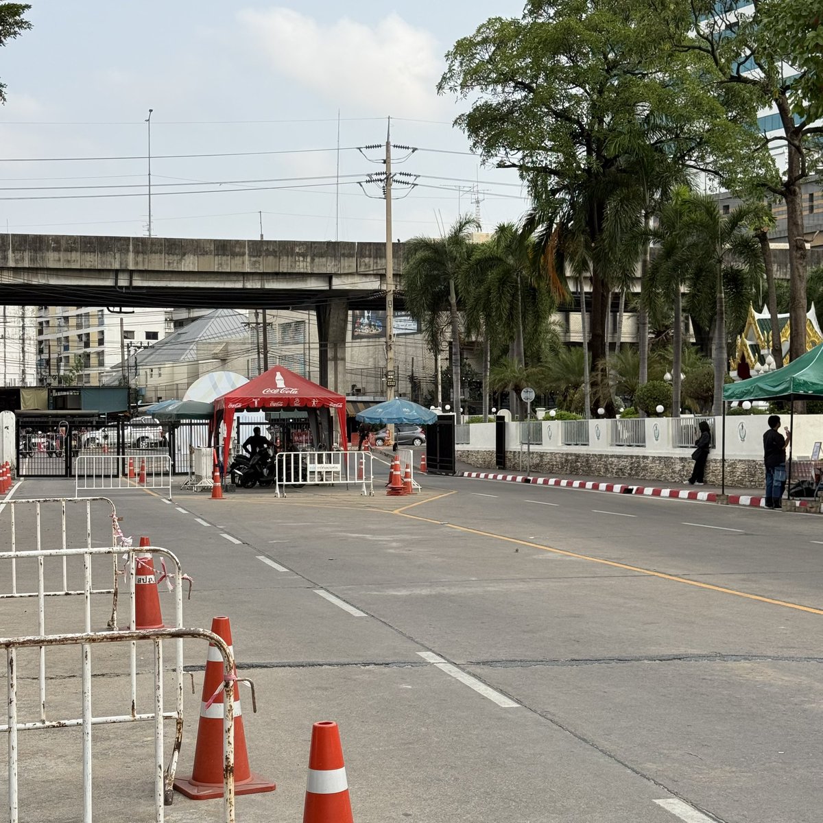 ฝากแจกอยู่ที่บูธบริเวณหน้าประตู 1 นะคะ ใกล้ ๆ อาคารบริการสนามเทนนิส (เข้าประตู 1 แล้วอยู่ด้านขวา)

หยิบได้เลย คนละ 1 แผ่นนะคะ

#SMTOWNLIVEinBangkok 
#SMTOWNLIVE2025_26_BANGKOK