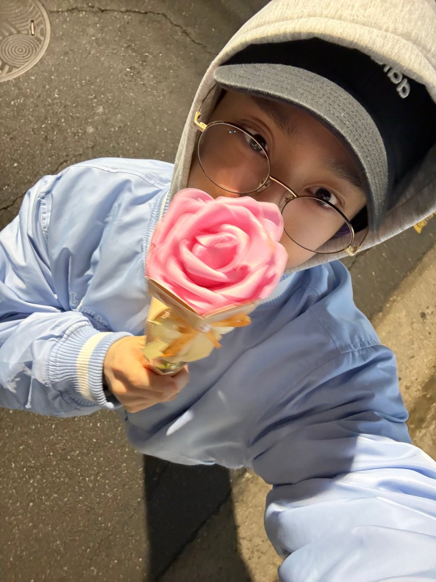 the case of two-timing hwanwoong

🐶 saw this on his bedside table when he woke up so he showed it off on fromm saying he got a confession, but someone said 🐯 also gave this to 🌙 as a valentine’s gift

🐶 started sulking saying both him and 🌙 got tricked and that he was so