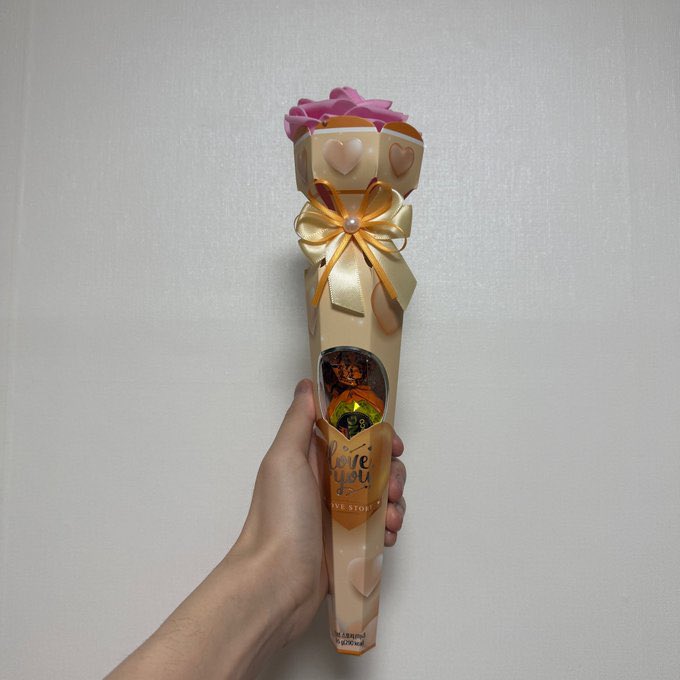 sondonqju's tweet photo. the case of two-timing hwanwoong

🐶 saw this on his bedside table when he woke up so he showed it off on fromm saying he got a confession, but someone said 🐯 also gave this to 🌙 as a valentine’s gift

🐶 started sulking saying both him and 🌙 got tricked and that he was so touched earlier but now his heart is broken