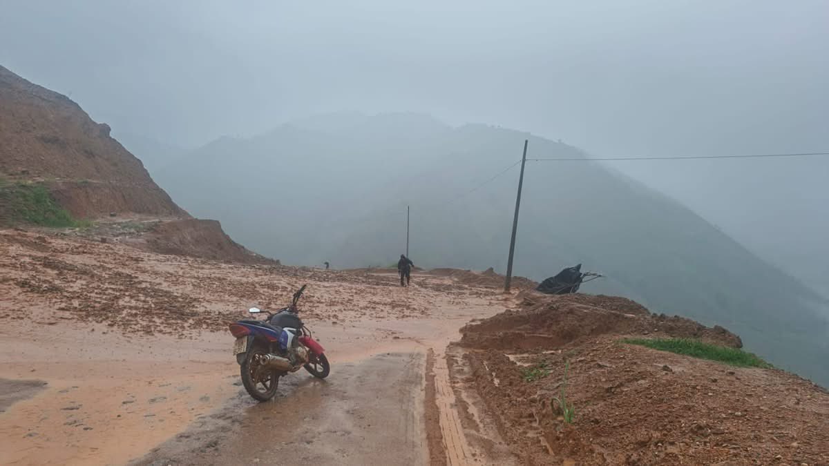 #ATENCIÓN 🚨 | Paso cerrado desde las 18h00 de este viernes 13 de febrero a la altura del sector Tintanil de Chaguarpamba por deslave.
