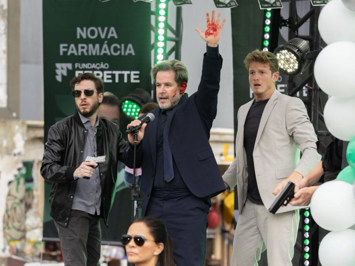 Qualquer semelhança é mera coincidência 
#Tresgraças 
Belo assassino