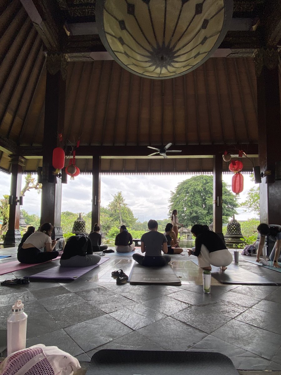 strbckies's tweet photo. morning yoga at hyatt 🧘‍♀️💞 #produktif https://t.co/379oqQojHX