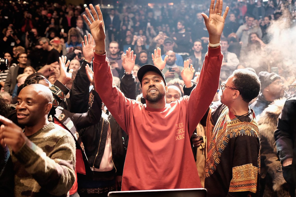 ComplexMusic's tweet image. 10 YEARS OF ‘THE LIFE OF PABLO’ 🙌

On this day in 2016, Kanye West released ‘TLOP’—an album marked by a legendary listening party, an endless flurry of tweets, constant tweaks (described as a “living, breathing” entity) and a beautiful chaos only Ye could conjure. It stands as…