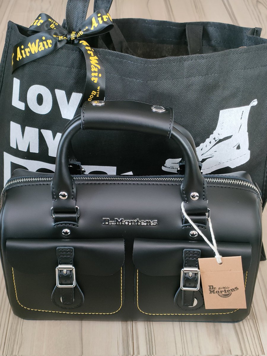 ドクターマーチンショップへ🚗｡｡｡
誕生日プレゼントに
ショルダーバッグ買ってくれた🥹
嬉しいー✨
ありがとうございます🙇🥹

ちょっと小さいかなと思ったら､予想以上に物が入る！
使い勝手良し👍👍👍😉☺️