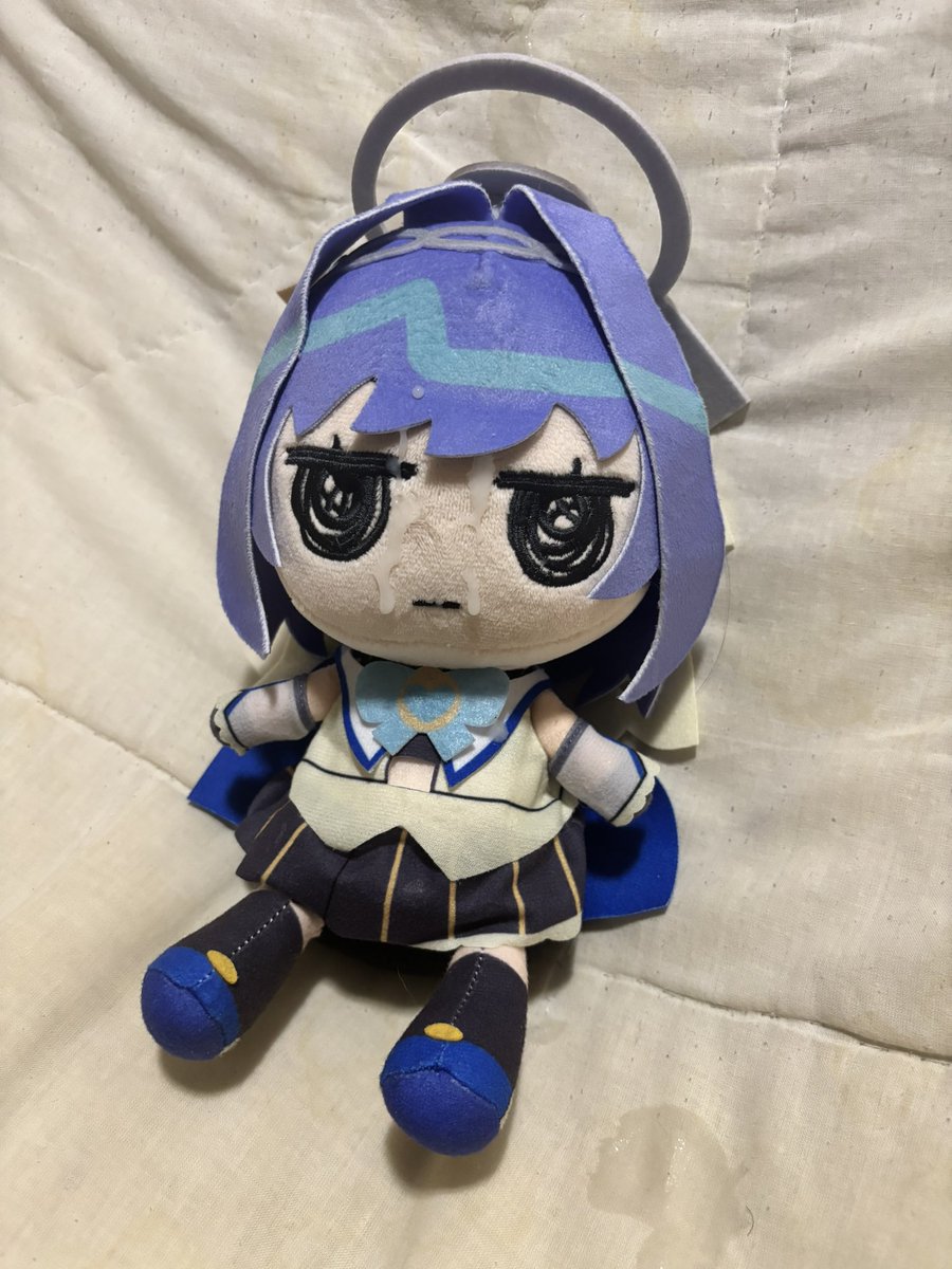 NemunekoLover's tweet photo. Silly little warden of time, Kronii, getting a face full of nut~ 💙 

#plushophilia #plushophile #beegsmol https://t.co/iTVpWssFsO