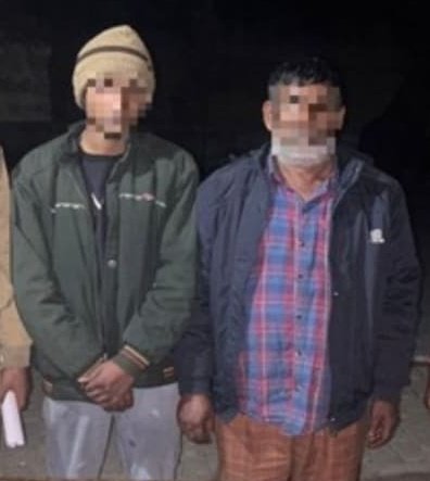 🚨Father-Son Thieves in Bijnor...

A father and son duo would approach women on the road asking for directions/addresses, then make them sniff an intoxicating substance and rob their jewelry.

#BREAKING #BreakingNews #Bijnor #UttarPradeshNews #UttarPradesh #viral #viralnews