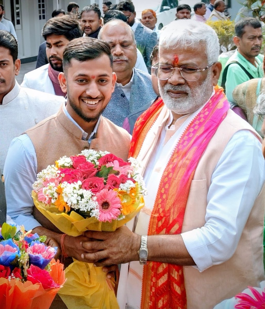 Adarsh_1009's tweet photo. सरल-सहज व कर्मठ व्यक्तित्व के धनी, ओजस्वी वक्ता, भाजपा के पूर्व प्रदेश अध्यक्ष, वरिष्ठ नेता एवं उत्तर प्रदेश सरकार में मा० कैबिनेट मंत्री श्री स्वतंत्र देव सिंह जी के आवास पर भेंट कर जन्मदिन की शुभकामनाएं प्रेषित की।
@swatantrabjp https://t.co/qzXrDyIvRt