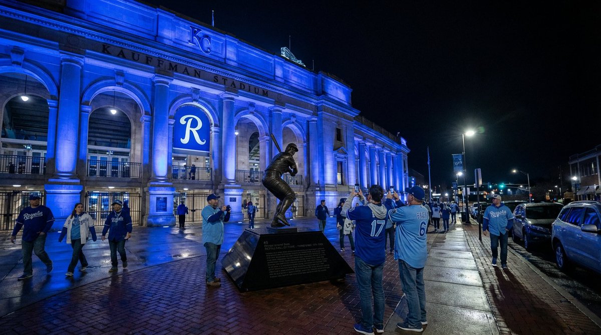 JoshChavis65's tweet photo. This would be insane. And insanely expensive to build. 

But man, matching the architectural style of Union Station would be awesome. https://t.co/uW6vzDh71z