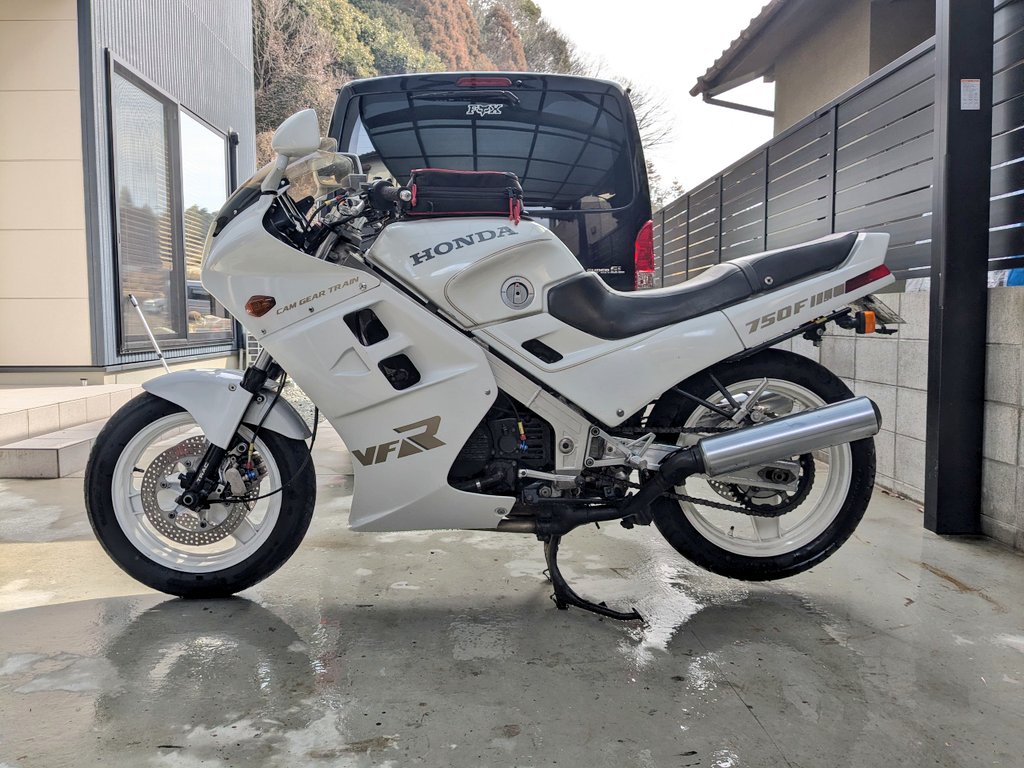 kom2base's tweet photo. ２月にしてはめっちゃ暖かいから昼から少し乗ろうかなー

それにしても美しい

#VFR750F
#RC24
#インターセプター https://t.co/ZKMfIy473c