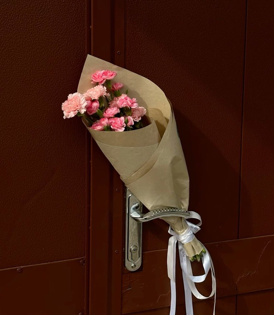 “ดอกไม้ที่เธอซื้อให้ตัวเอง
มันสวยและมีคุณค่ากว่าของใครเยอะเลย”