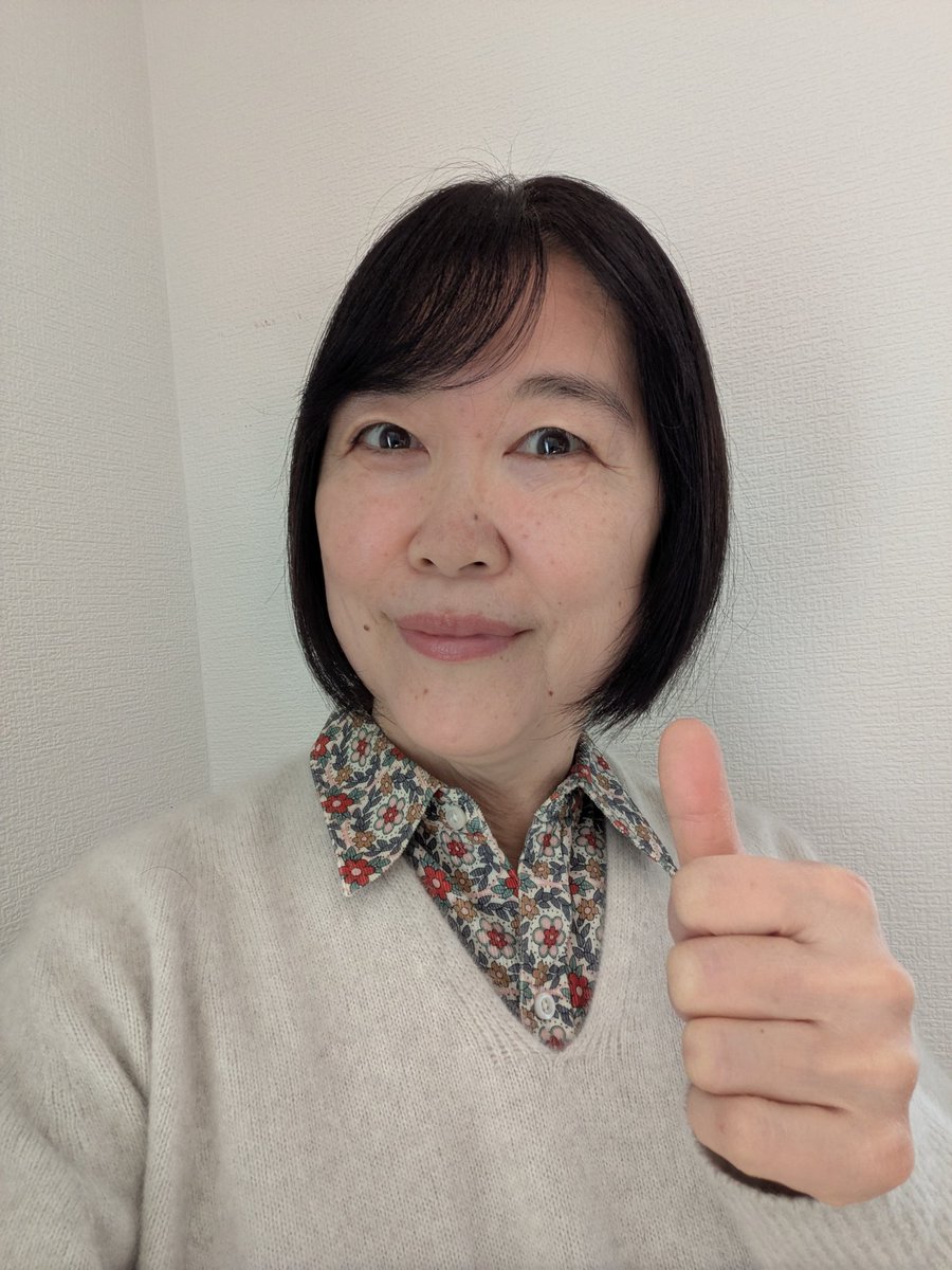muchinochika's tweet photo. 今日のお芝居フォトはこちら！

「コーヒー豆からコーヒーを淹れるのが毎朝のルーティンになっている我が家…」

「ポットでゆっくりお湯を注ぎます。でも本当はコーヒー用のポットが欲しいな」

「美味しくはいりました！お菓子と一緒にコーヒータイムです♪」

…という３コマです。
こうやって再現してみると、いかにこれが平和な時間なのかが身にしみて分かります。