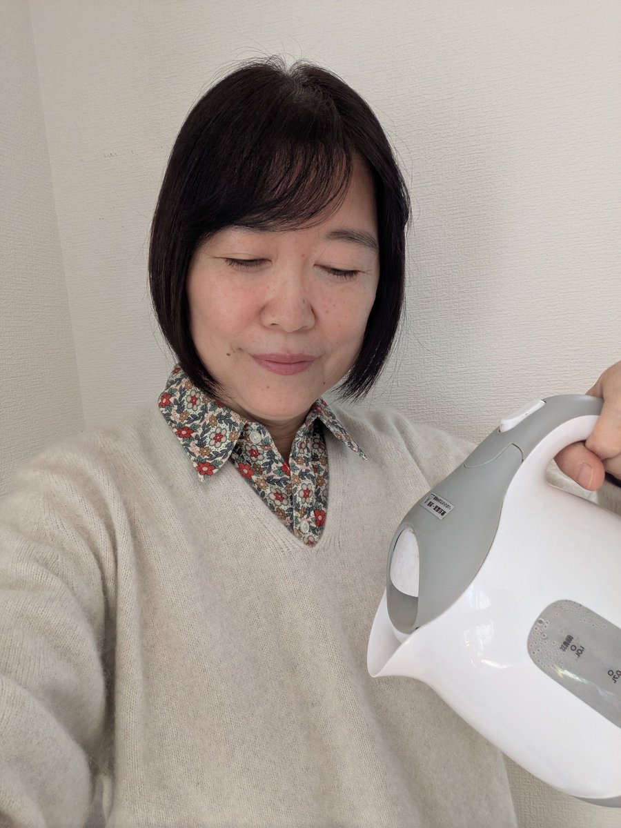 muchinochika's tweet photo. 今日のお芝居フォトはこちら！

「コーヒー豆からコーヒーを淹れるのが毎朝のルーティンになっている我が家…」

「ポットでゆっくりお湯を注ぎます。でも本当はコーヒー用のポットが欲しいな」

「美味しくはいりました！お菓子と一緒にコーヒータイムです♪」

…という３コマです。
こうやって再現してみると、いかにこれが平和な時間なのかが身にしみて分かります。